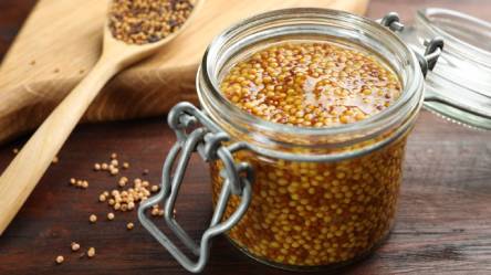 Ein Glas mit süßem Senf