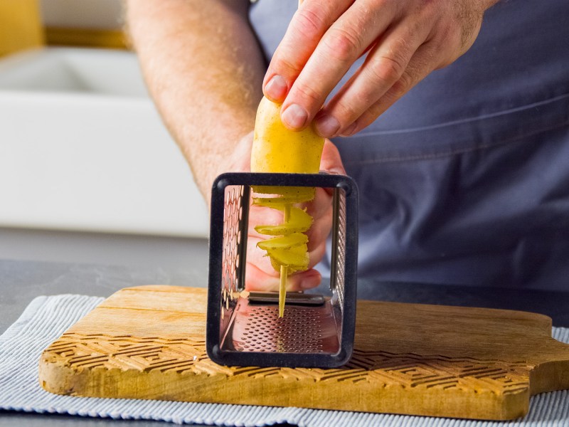 Showkoch Oli zeigt, wie man mit einem einfachen Küchenhelfer aus einer Kartoffel eine Kartoffelspirale zaubert.