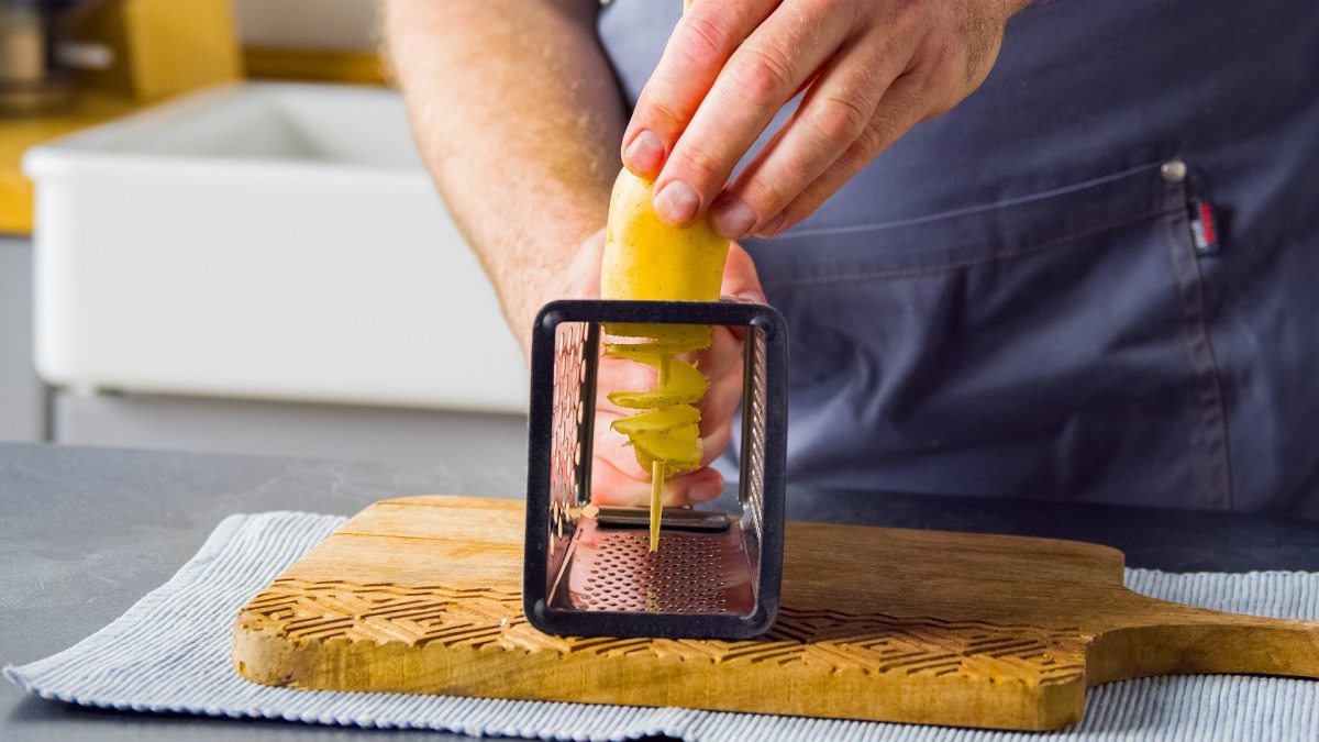Showkoch Oli zeigt, wie man mit einem einfachen Küchenhelfer aus einer Kartoffel eine Kartoffelspirale zaubert.