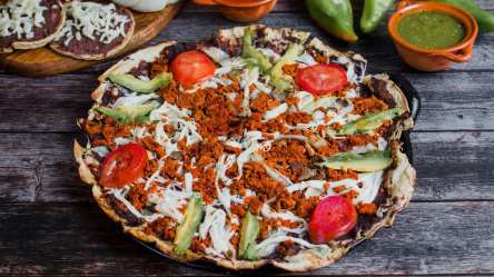 Eine Tlayuda, eine mexikanische Tortilla-Pizza.