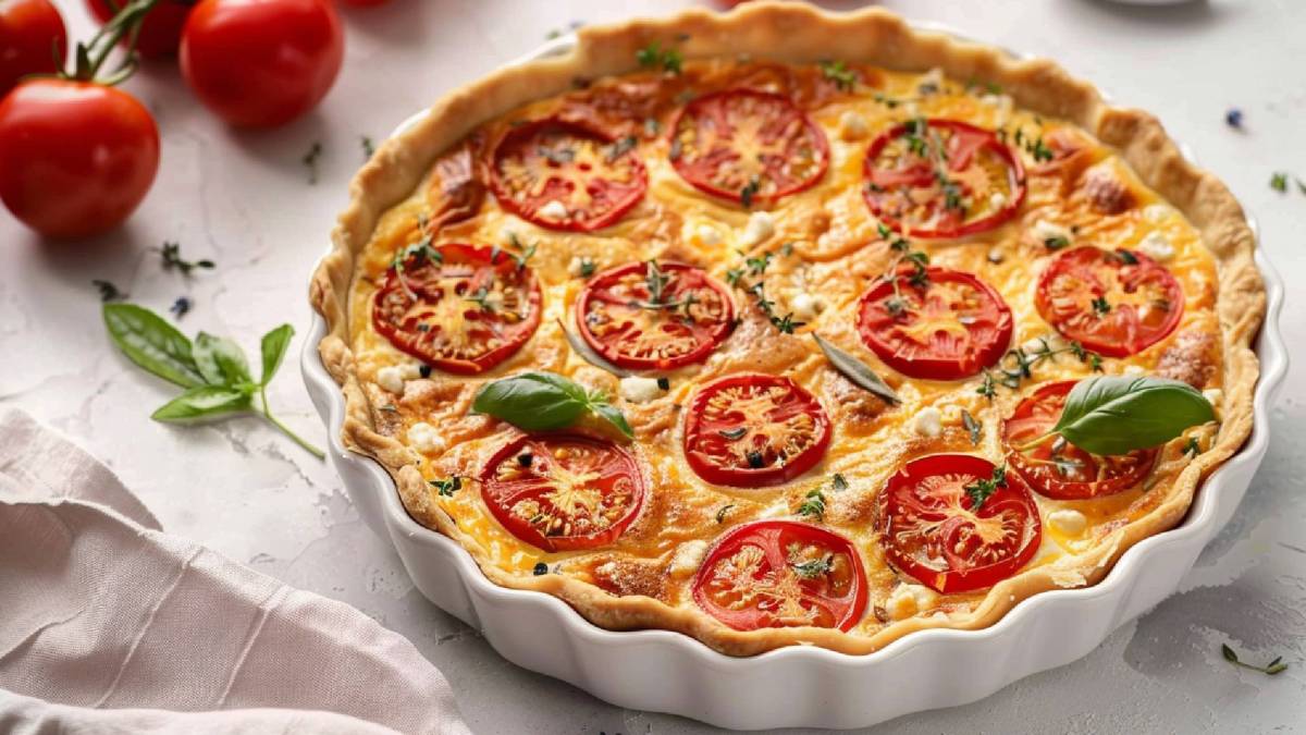 Tomaten-Feta-Quiche auf einem Tisch