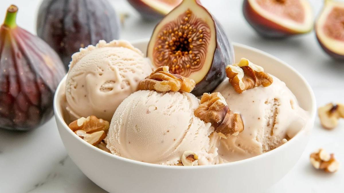 Schale mit einem Feigen-Walnuss-Eis, frische Feigen im Hintergrund