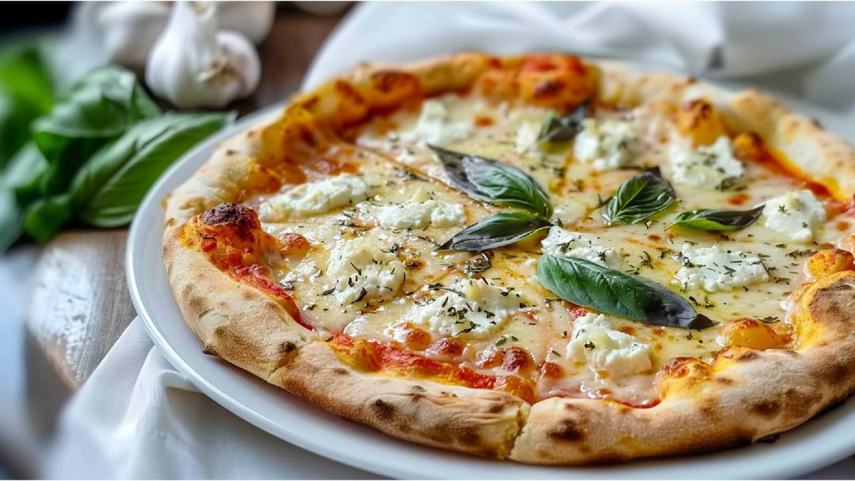 Eine weiße Pizza mit Ricotta und Mozzarella auf einem Tisch