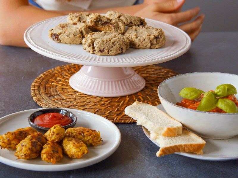 Zero-Waste-Rezepte: Drei Snacks stehen auf einer Küchenablage.