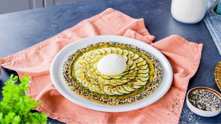 eine Zucchini-Burrata-Tarte auf einem Tisch