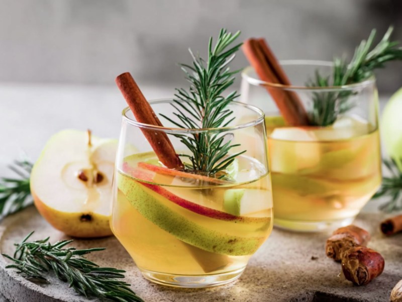 Zwei Gläser Apfel-Birnen-Punsch.