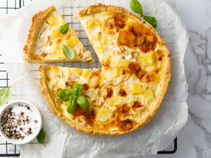 Eine angeschnittene Apfel-Kartoffel-Quiche von oben gesehen