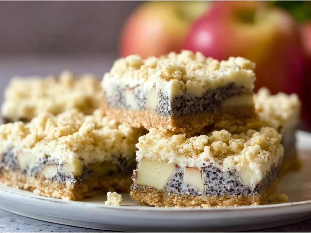 Teller mit in Stücke geschnittenem Apfel-Mohnkuchen