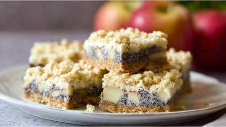 Teller mit in Stücke geschnittenem Apfel-Mohnkuchen