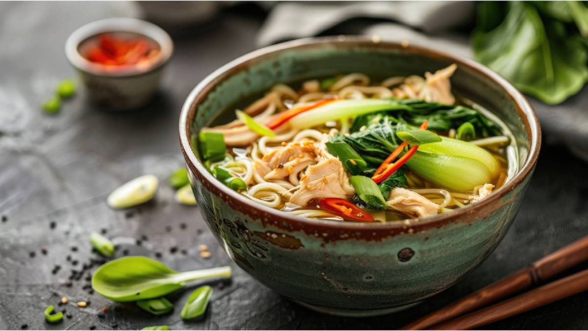 Schale mit Asiatische Hühnersuppe