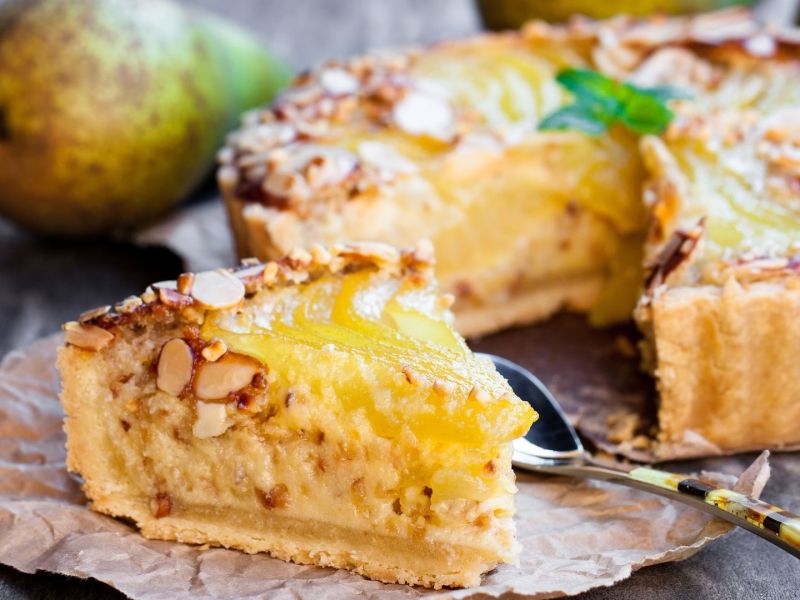 Birnen-Mandel-Kuchen, von dem bereits ein Stück entnommen wurde.