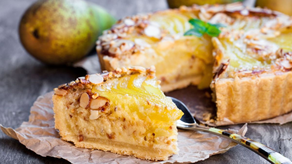 Birnen-Mandel-Kuchen, von dem bereits ein Stück entnommen wurde.