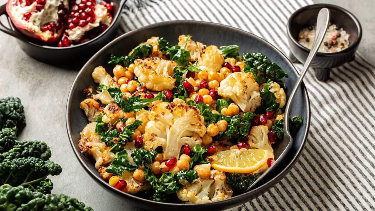 Eine Schale Blumenkohlsalat aus dem Ofen.