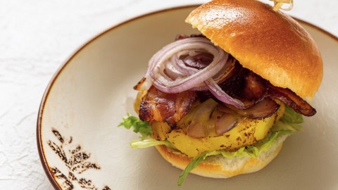 Ein Bratkartoffel-Burger auf einem Teller.