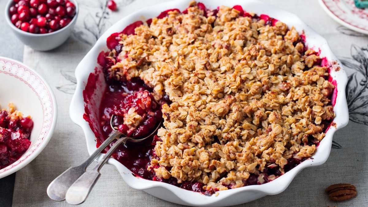 Ein Cranberry-Crumble mit zwei Löffeln darin.