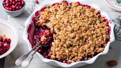 Ein Cranberry-Crumble mit zwei Löffeln darin.