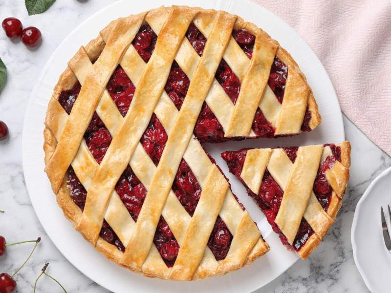 Crostata mit Kirschmarmelade in der Draufsicht.