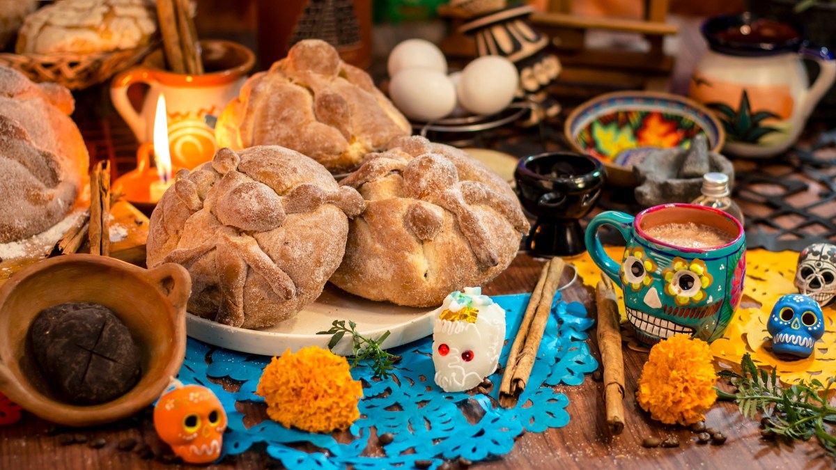 Ein Altar mit ganz vielen Opfergaben zum Día de los muertos.