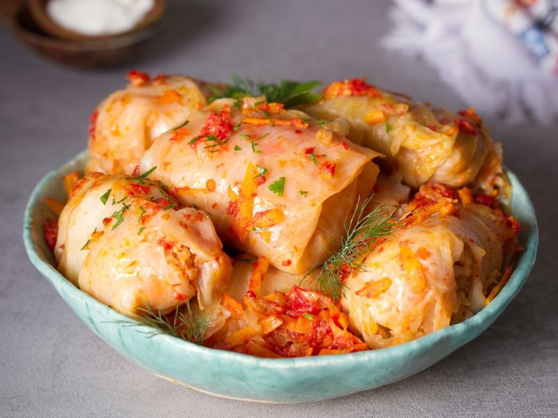 Ein Teller mit Dolmeh Kalam: persische Kohlrouladen.