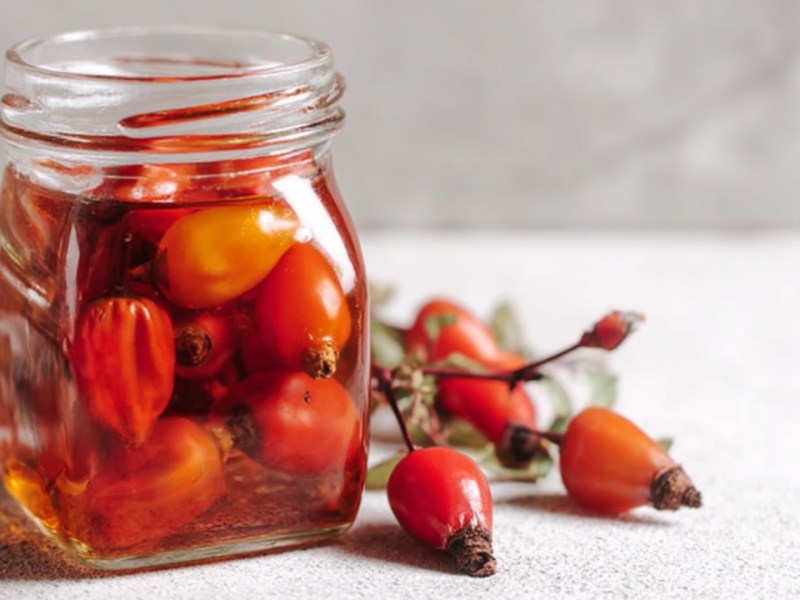 Ein Glas eingelegte Hagebutten.