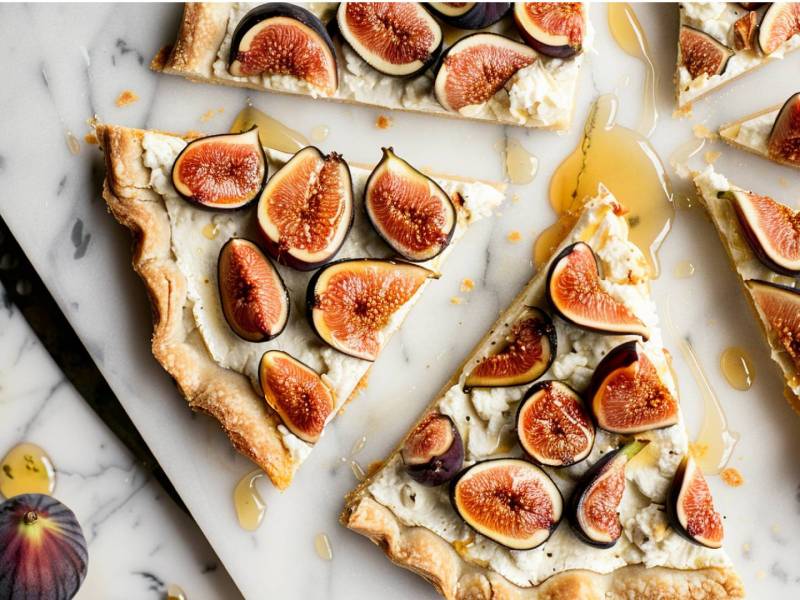 in Stücke geschnittene Feigen-Ziegenkäse-Tarte