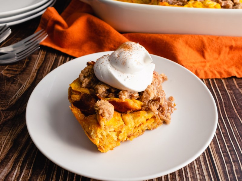Eine Portion French-Toast-Auflauf mit Sahne auf einem Teller.