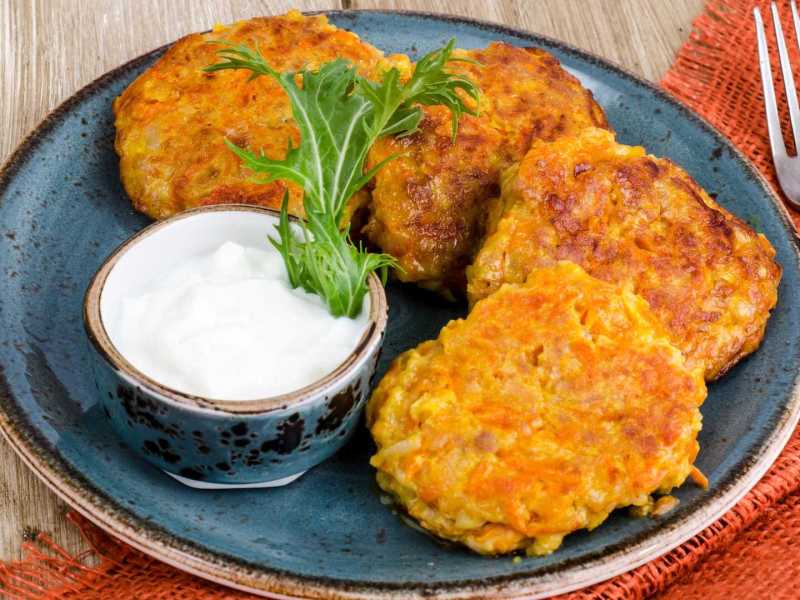 Frittelle di Zucca: italienische Kürbispuffer auf einem Teller mit Dip.