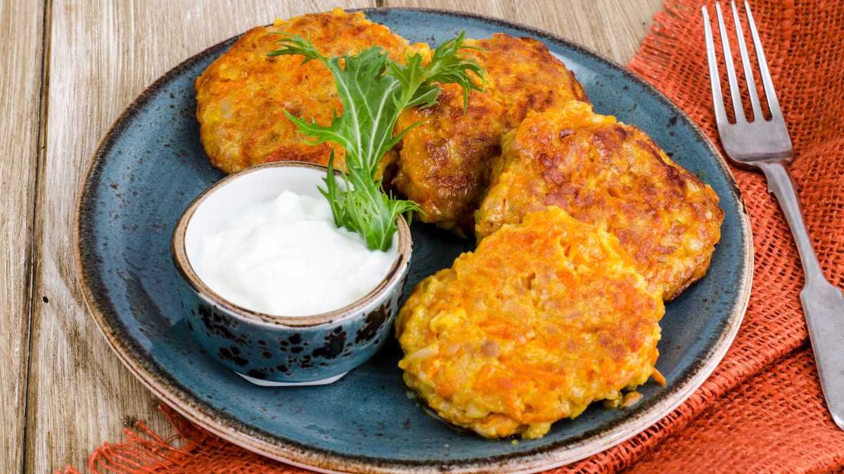 Frittelle di Zucca: italienische Kürbispuffer auf einem Teller mit Dip.