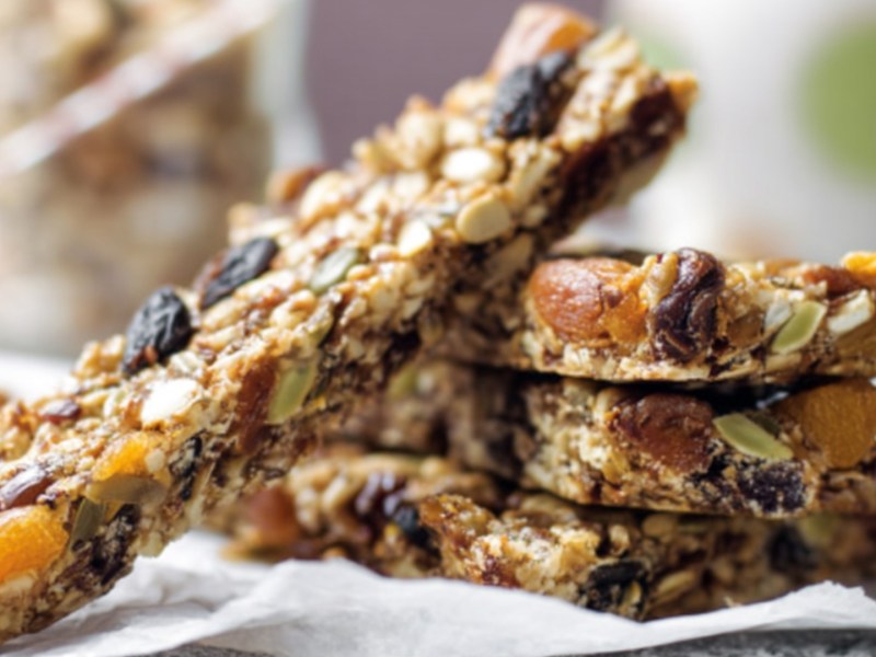 Mehrere selbstgemachte Früchteriegel, die übereinander liegen.