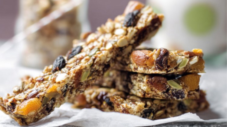 Mehrere selbstgemachte Früchteriegel, die übereinander liegen.