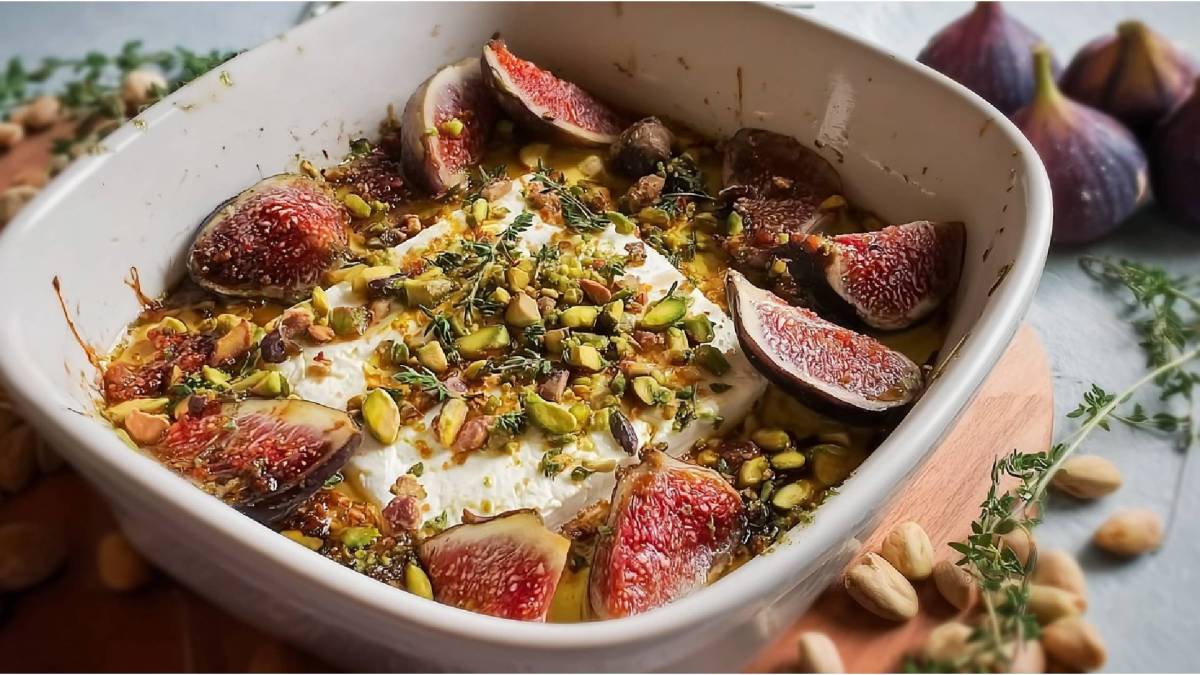 Auflaufform mit gebackenem Schafskäse mit Feigen und Pistazien