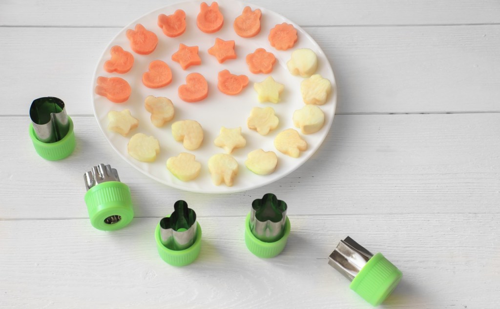 Lebensmittelverschwendung vermeiden: Ein Teller mit ausgestochenem Obst und Gemüse mit Keksausstechern.