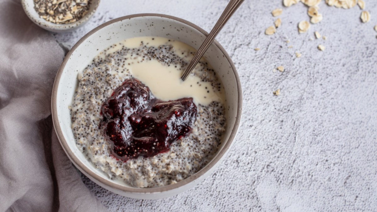 Eine Schüssel Germknödel-Porridge mit Pflaumenmus und Mohn in der Draufsicht.