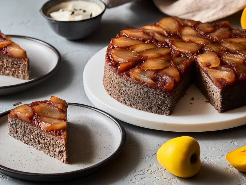 Gestürzter Quitten-Buchweizen-Kuchen, daneben einige Stücke des Kuchens sowie frische Quitten.