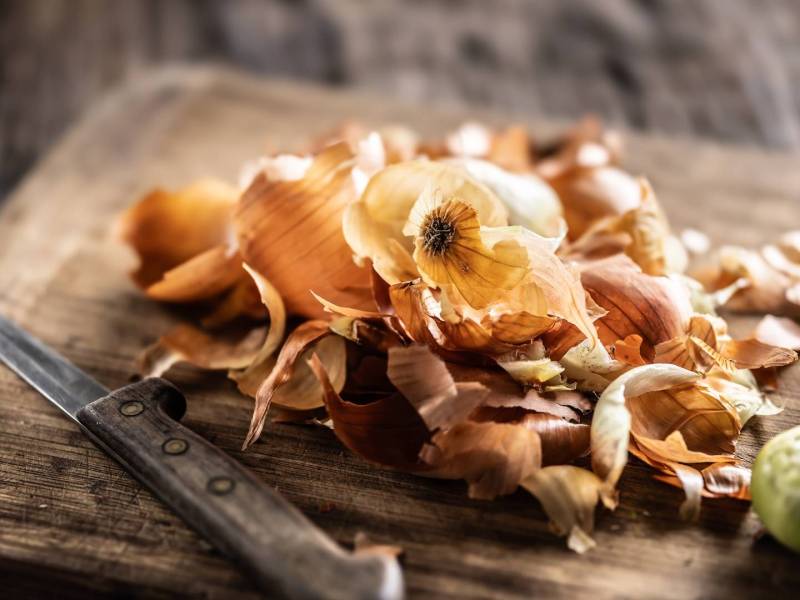 Zwiebelschalen aus denen man Gewürzpulver aus Zwiebelschalen herstellen kann.