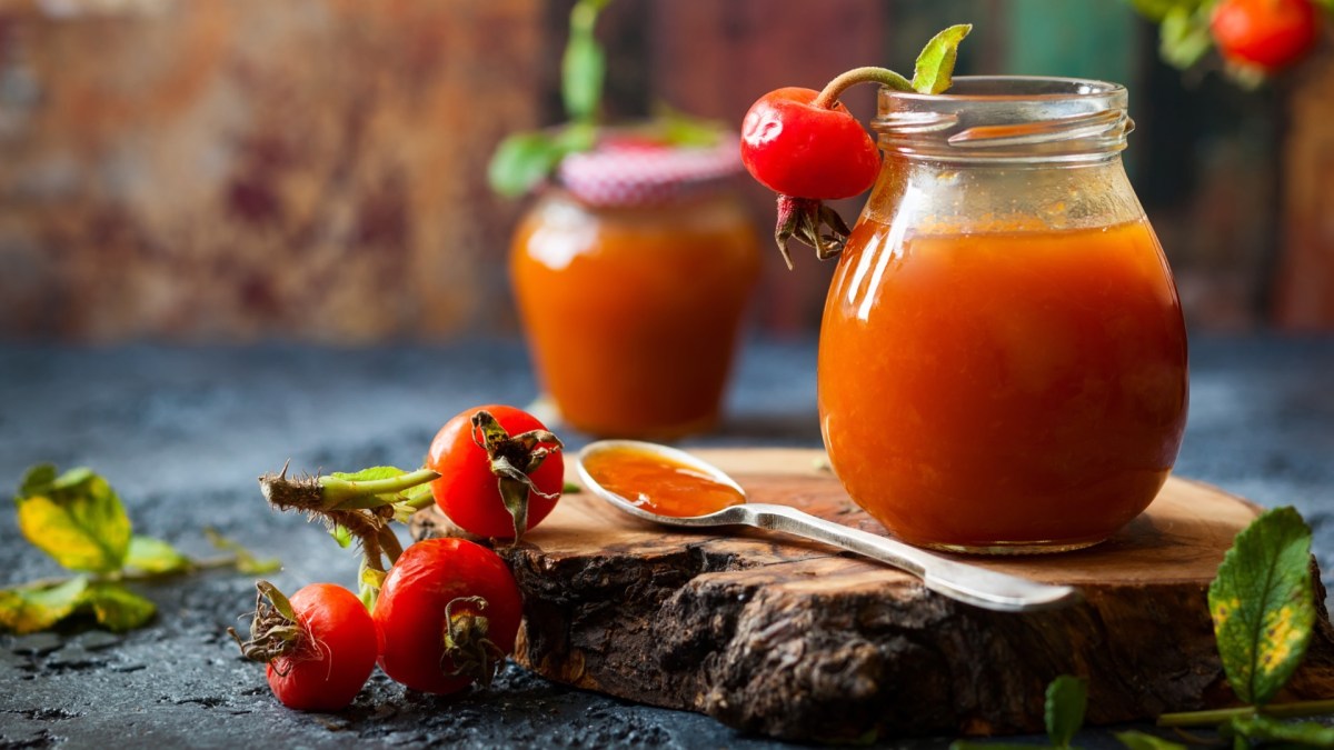 Zwei Gläser Hagebutten-Birnen-Marmelade, die hintereinander stehen.