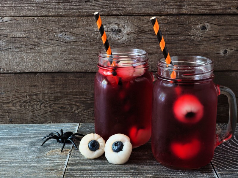 Zwei Gläser mit Halloween-Bowle ohne Alkohol.