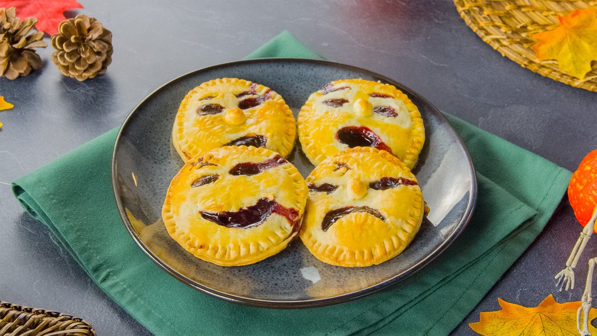 Ein Teller mit einigen Halloween-Kirschtaschen.