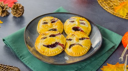 Ein Teller mit einigen Halloween-Kirschtaschen.