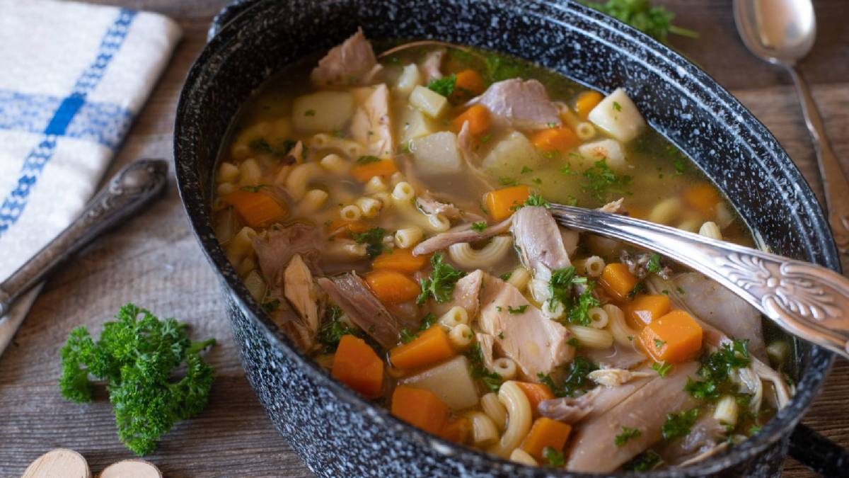 Ein Topf mit einer Hühnersuppe