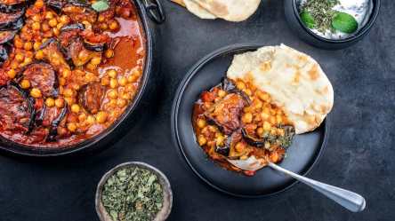 Eine Schale Khoresh Bademjan: persischer Auberginen-Eintopf.