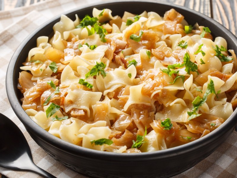 Krautnudeln in einem tiefen Teller.