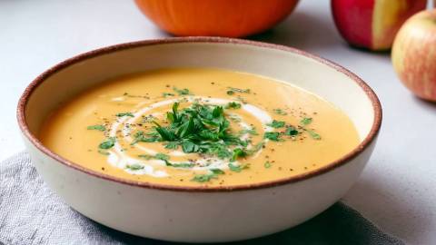 Schale mit Kürbis-Apfelsuppe