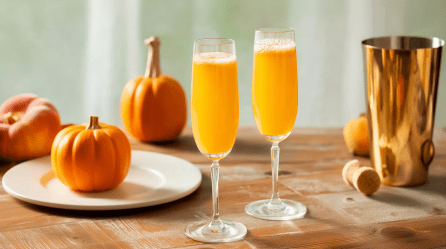 Zwei Gläser mit Kürbis-Bellini.