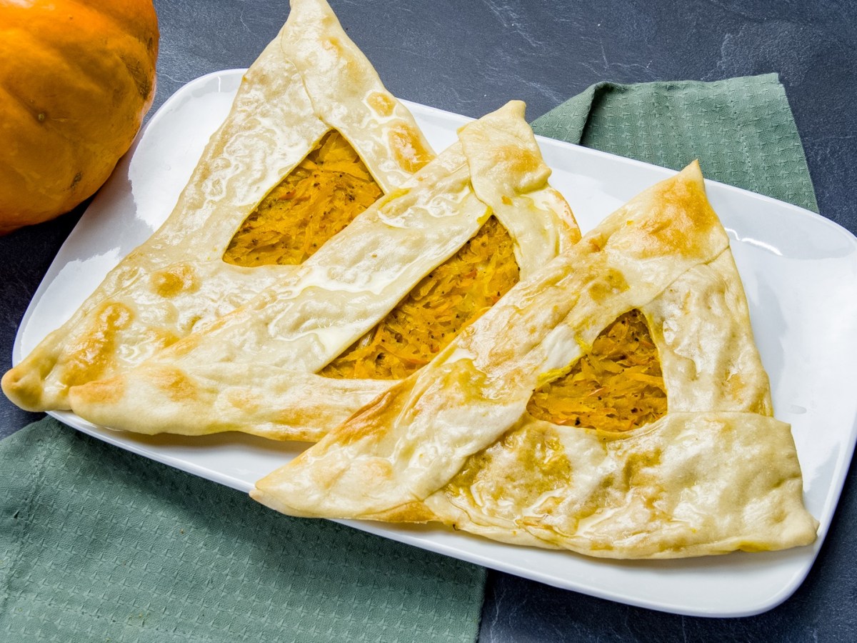 Ein Teller mit drei Kürbis-Bolani.