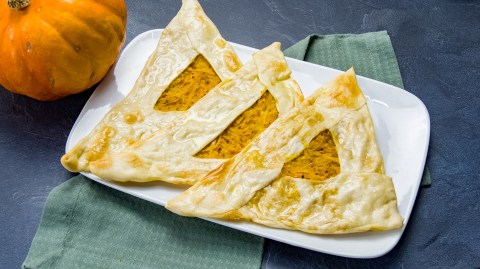 Ein Teller mit drei Kürbis-Bolani.