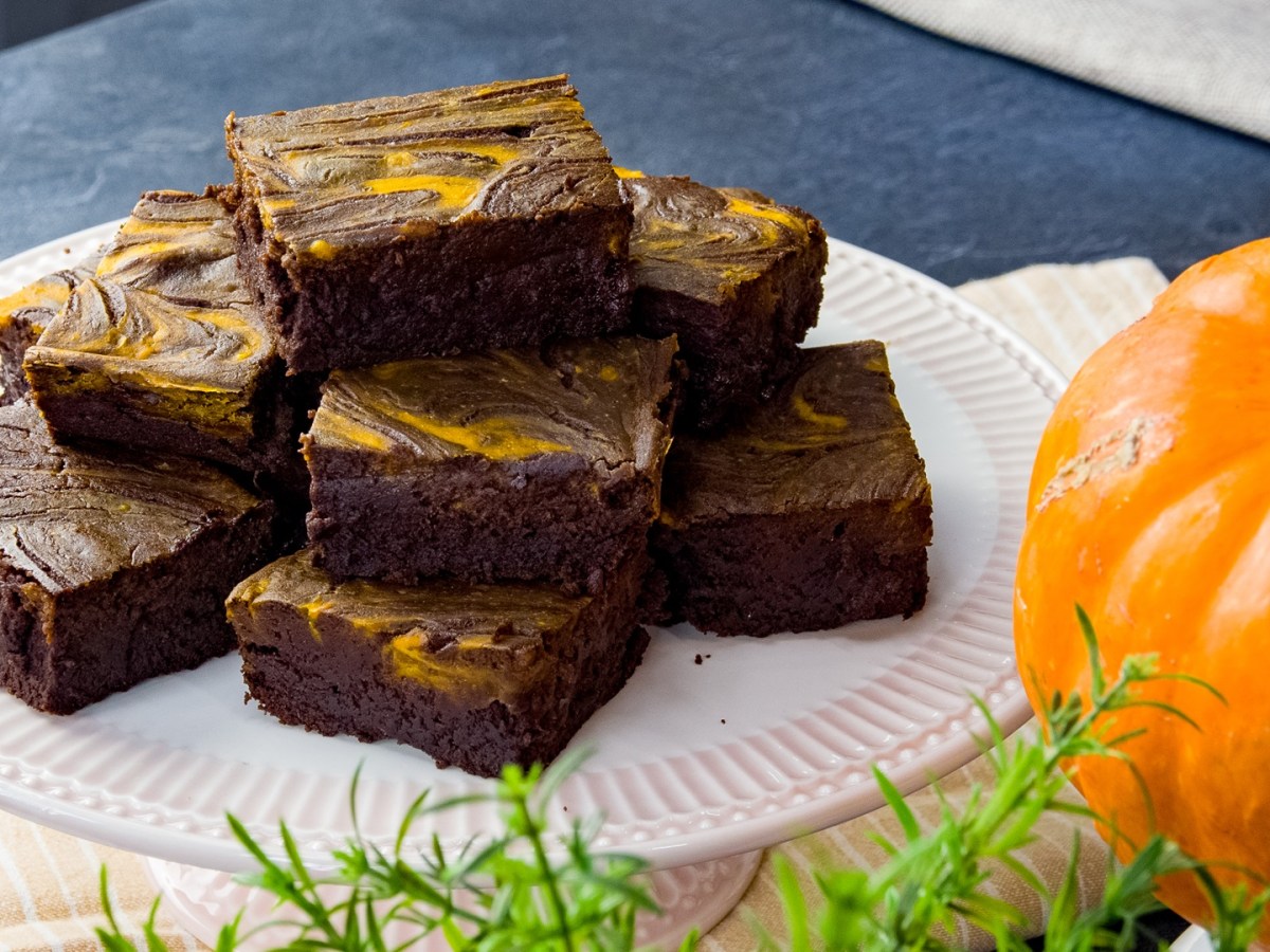 Schmecken perfekt zum Sonntagskaffee: Kürbis-Brownies