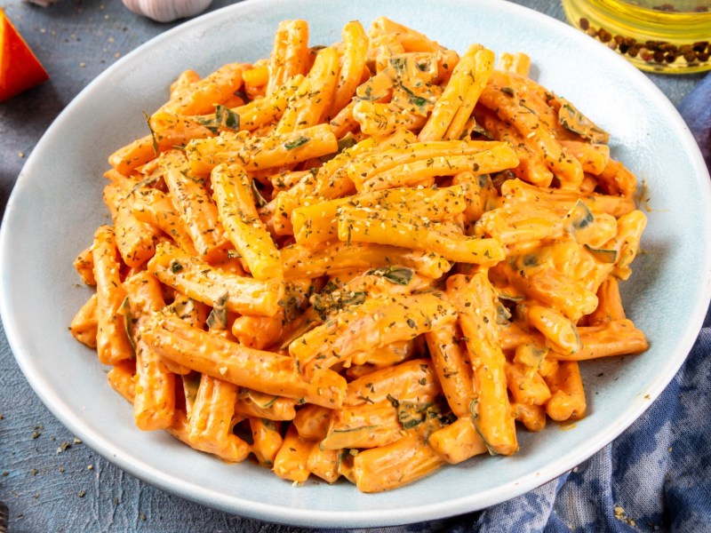 Ein Teller cremige Kürbis-Parmesan-Pasta.