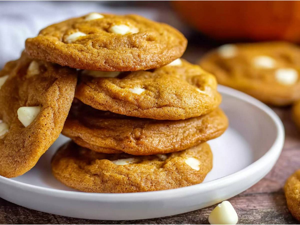 Teller mit mehreren Kürbis-Schokoladen-Cookies: