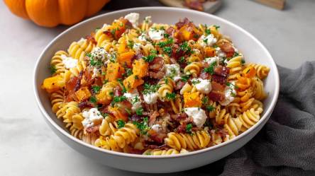 Teller mit Lauwarmer Nudelsalat mit Ofen-Kürbis und Speck